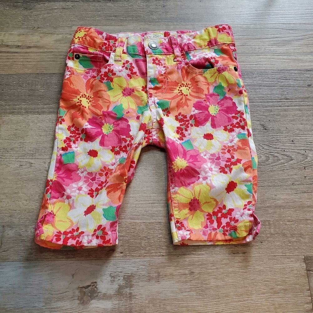 𝅺Childrens place size 6 girls bright multicolored floral capris/ bermuda shorts